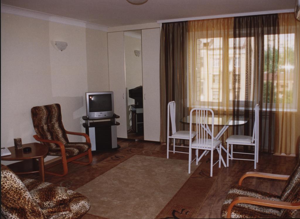 Hotel Service Predslava On Antonovicha Street Kyiv Room photo
